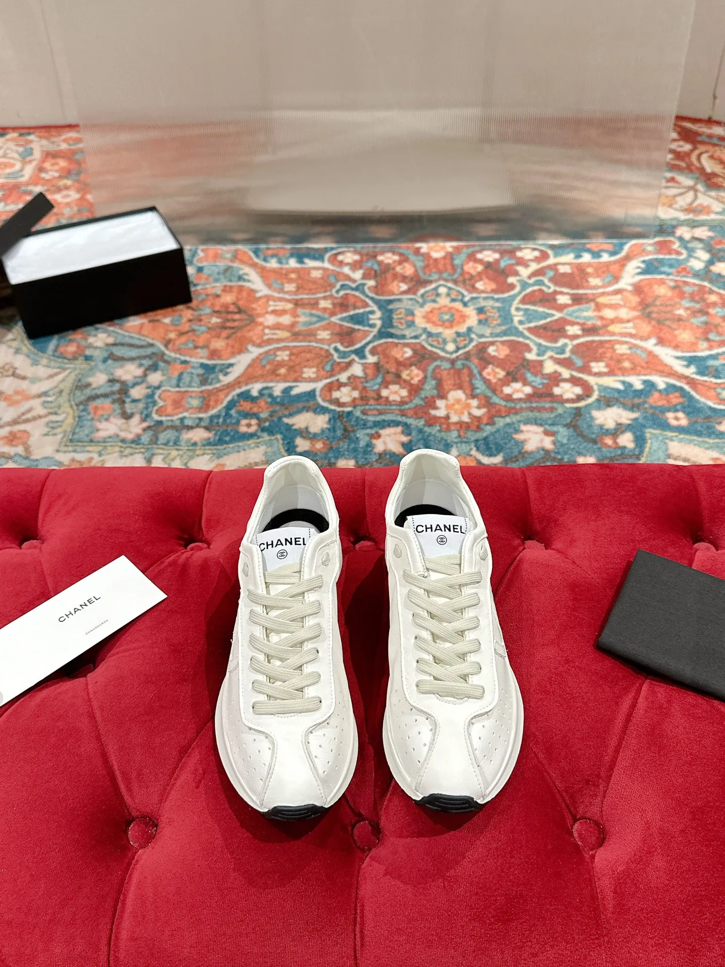 👟👟Ex-factory price 600👟👟 CHANEL Chanel classic sneakers, super internet celebrity series! There are so many Internet celebrities on their feet, and the counter is super popular〰️〰️ The world of Chanel has always been a dream for girls, the simple partition design is a super interpretation of multiple texture effects, the most eye-catching LOGO double C is also my favorite, no matter how you match it on your feet, the effect is completely amazing✔✔✔I must recommend you to buy this one⚡️⚡️Bangladesh environmentally friendly leather upper, original private model TPU outsole The color details are all compared 🆚 at the counter! Perfect presentation with zero color difference ❥ ❥ Every detail is beyond the genuine level! There is no pressure in and out of the counter☑️Number of yards: 35-40